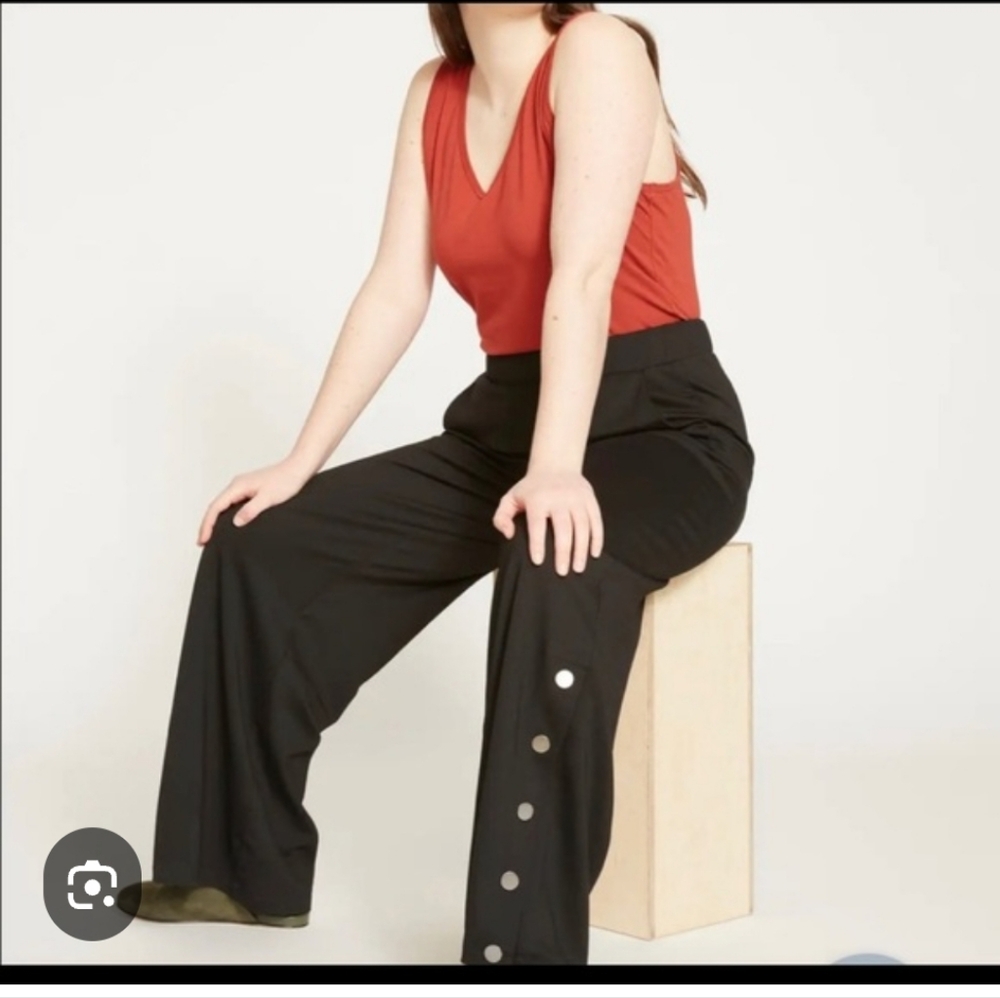 NWT Universal standard wide leg novelty button pant